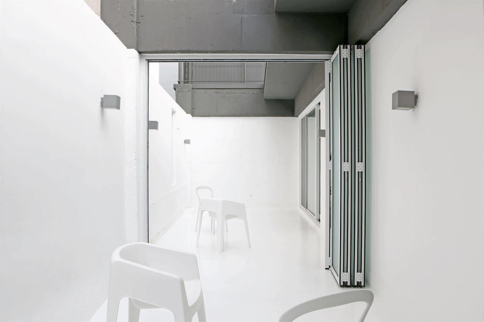 Small House Big Door Сеул Экстерьер фото